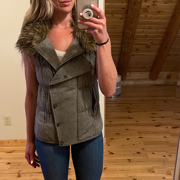 Adorable vest w fur collar - Picture 3 of 10
